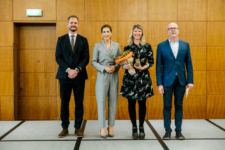 Bestyrelsesformand for Danmarks Frie Forskningsfond Søren Serritzlew, H.M. Dronningen, Christy Anna Hipsley og formand for rådet DFF | Natur og Univers, Søren Bak.