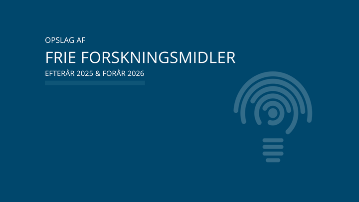 Mørkeblå baggrund med en elpære i den ene side og teksten "opslag af frie forskningsmidler" i den anden side