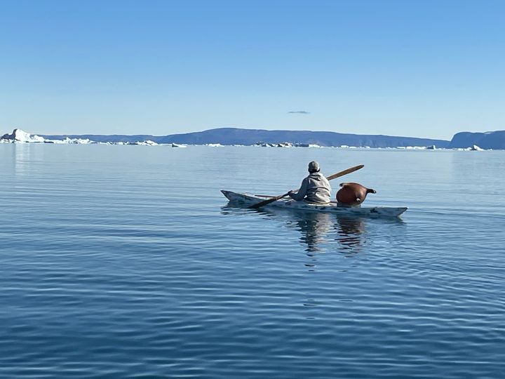 Fangeren Kuutak Simigaq i sin kajak