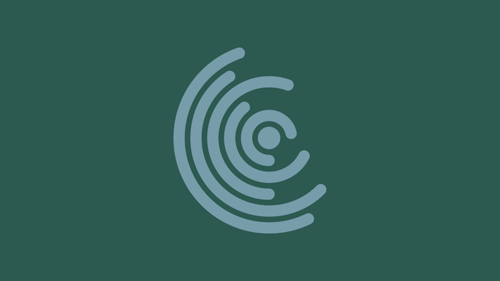 Koncentriske, ufuldstændige cirkler i lyseblå farve, der danner et spiralformet logo på mørkegrøn baggrund.