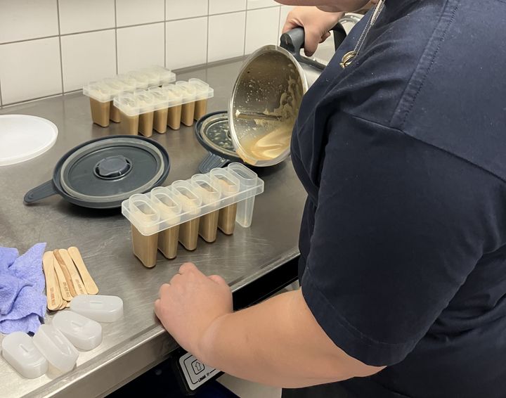 Køkkenpersonalet på kommunens plejehjem fremstiller selv de protein-rige is og andre snacks.