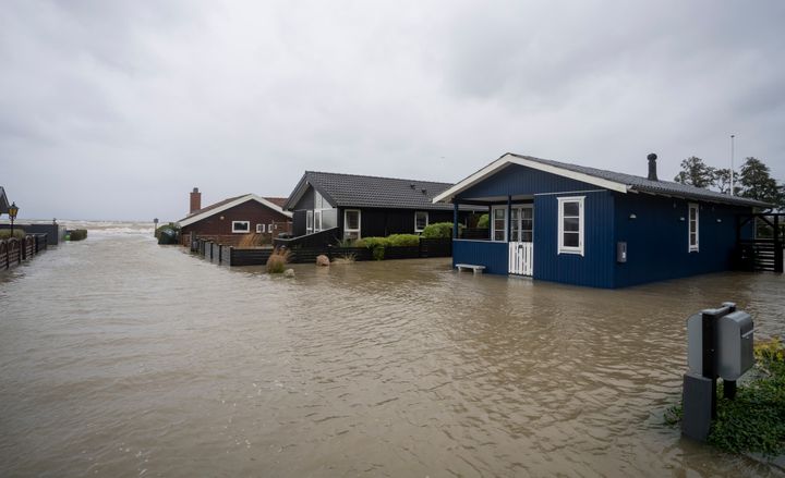 I oktober 2023 pressede kraftig vind fra øst høje vandstande, der var stuvet op i Østersøen, ind i de sydlige bælter og skabte en stormflod, der ødelagde sommerhuse og både, brød gennem diger og gav store oversvømmelser. Den samme vind ville give en endnu højere stormflod i fremtiden, ligesom vi oftere vil opleve det, der i dag kun sker én gang hvert 100 år. Den fremtidige hyppigheden for stormfloder af den kaliber kan nu ses i Klimaatlas. Arkivfoto: Kystdirektoratet, Jakob Gjerluff Ager.