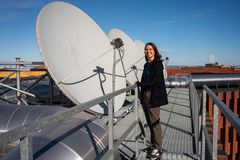 Forsker Irene Livia Kruse fra DMI har en ph.d.-grad i skyer og står ved paraboler, som modtager satellitbilleder. Satellitter ser på jorden fra mange tusinde kilometers højde, men kan meget kontant bidrage til den grønne omstilling af Danmark. Den nye generation af satellitter tager bedre og hyppigere billeder, og det betyder, at Irene og hendes forskerkolleger nu vil forudsige skydækket over Danmarks solcelleparker hvert 10. minut.