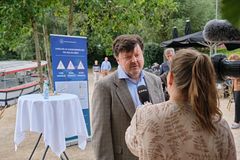 Chefkonsulent, Dr. Michael Butts fra Danmarks Meteorologiske Institut (DMI) interviewes om det nye varslingssystem fra DMI for oversvømmelser fra åer og søer.