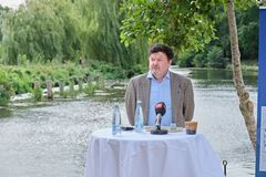 Chefkonsulent, Dr. Michael Butts fra Danmarks Meteorologiske Institut (DMI) præsentere et nyt varslingssystem fra DMI for oversvømmelser fra åer og søer. Formålet er at beskytte mennesker, hjem og værdier – og hjælpe beredskab, politi og kommuner med at prioritere indsatsen.