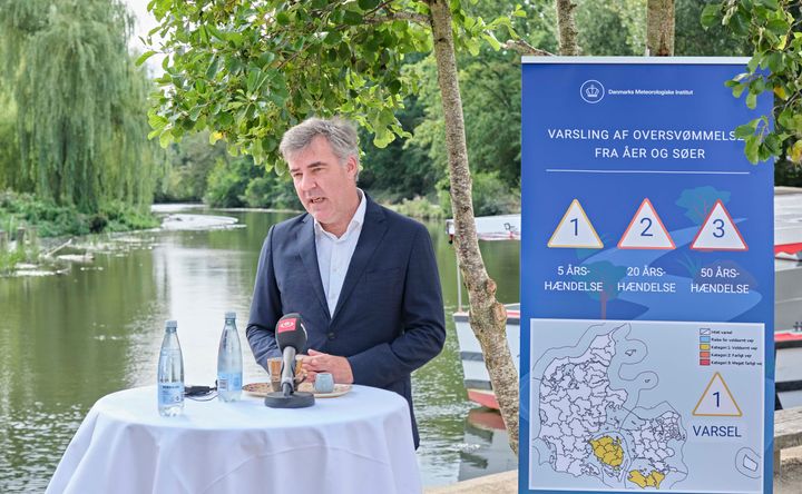 Klimaminister Lars Aagard (M) lancerer DMI's borgervendte varsling for oversvømmelser fra åer og søer ved Aafarten i Odense. Foto Rico Feldfoss