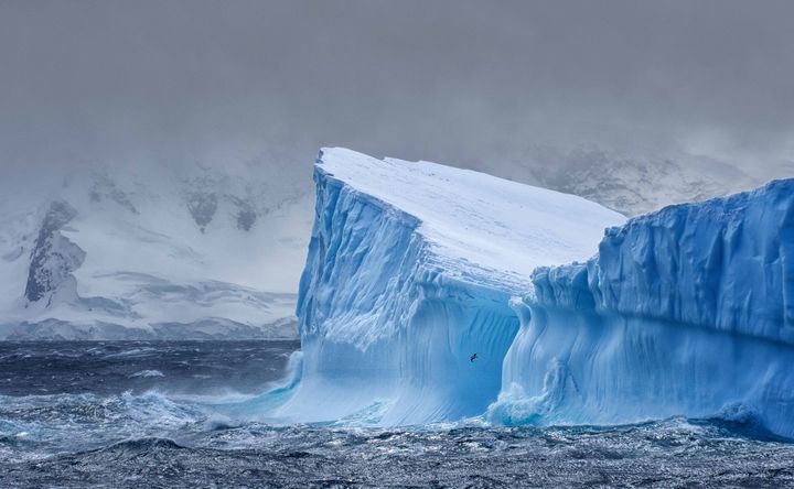 Et nyt studie fra Nationalt Center for Klimaforskning på DMI beskriver, hvordan hurtigere afsmeltning og kollaps af ishylder i Antarktis mere og mere ligner udviklingen i nord – hvor klimaforandringerne indtil nu er gået hurtigere.