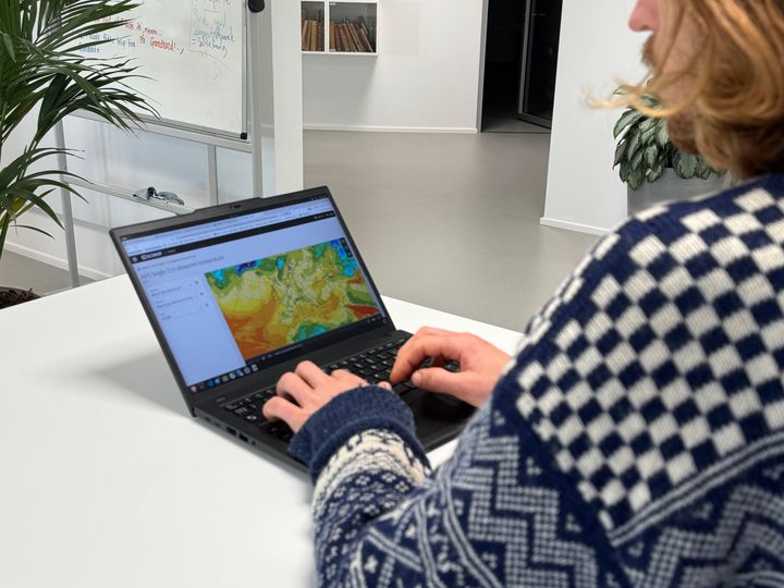 Martin Lyskjær Frølund arbejder ved PC.