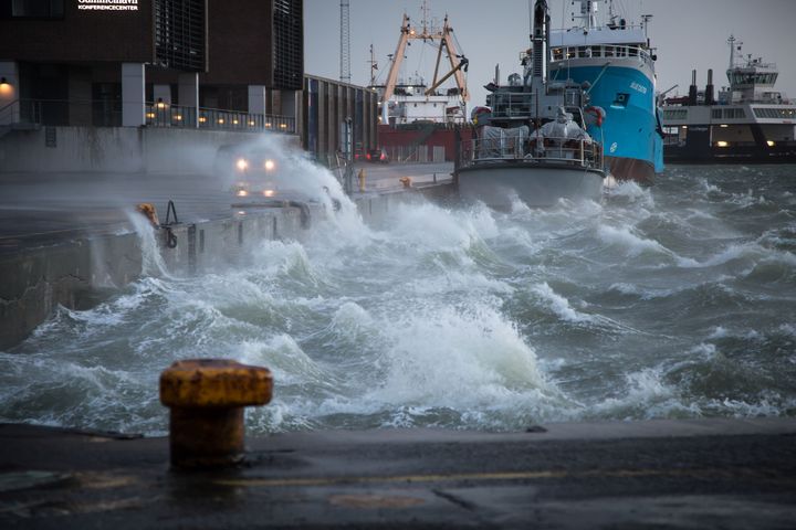Storm med høj bølgegang på havn
