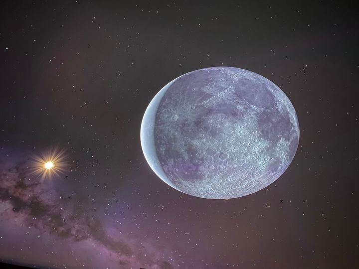 Månen set 'fra siden' så man kan se den skyggeside og lyse side.