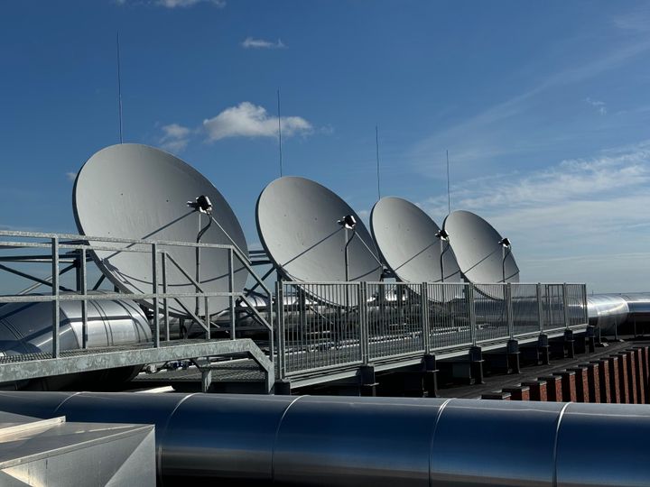 DMI's forskning er anvendelsesorienteret. Målinger fra satelitter bliver testet for, hvordan det bedst kan omsættes til brugbar viden.