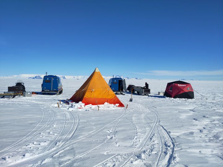 Telte og arbejdsredskaber på Antarktis' tykke is.