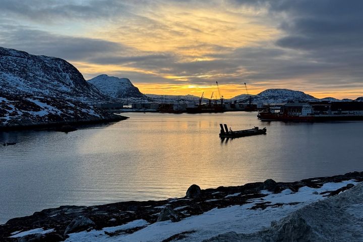 Udsigt over Nuuk havn en vinter, hvor havisen ikke fylder ret meget.