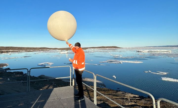 Hver dag sendes radiosonder op for at hente data til vejrudsigter fra den lille vejrstation Danmarkshavn på Grønlands østkyst i Grønlands Nationalpark. Nu tester DMI, om udstyret kan hentes hjem med et lille svævefly, så udstyr ikke efterlades i naturen.