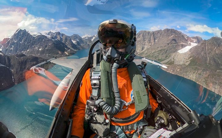 Billede af en pilot der sidder i cockpittet af et jægerfly