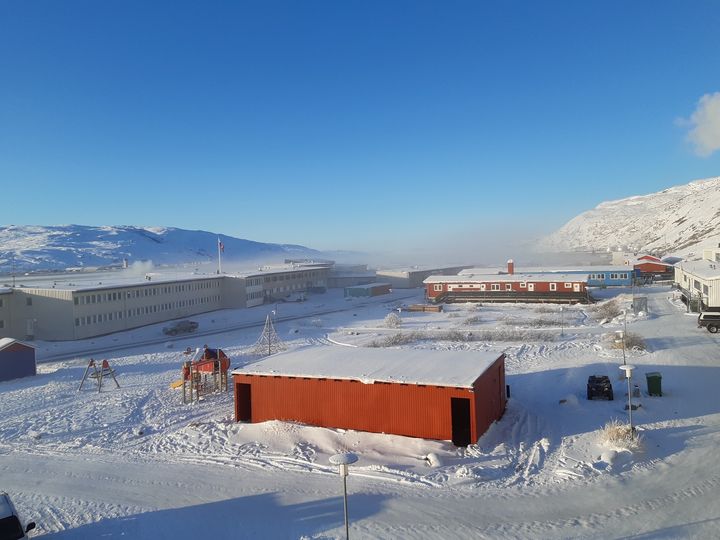 Billede af tæt tåge i Kangerlussuaq fjord. Det viser hvor lokal tåge kan være.