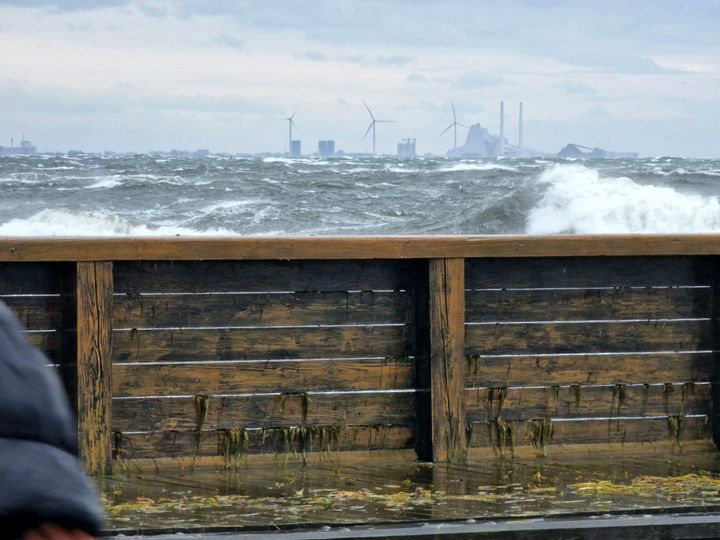 Billede af bølger der slår ind over molen under stormfloden i oktober 2023. Foto taget fra Mosede havn af Martin Stendel, DMI