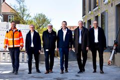 Boligprojektet Klosterhaverne i centrum af Roskilde har nået en milepæl. Der er netop holdt rejsegilde, hvor det blev markeret, at de kommende bygninger nu tydeligt tager form. På fotoet ses fra venstre: Adm. direktør i Arpe Kjeldsholm, Thomas Sørensen | ejendomschef i Industriens Pension, Søren Tang Kristensen | bestyrelsesformand i Boligselskabet Sjælland, Tom Frederiksen | adm. direktør i Boligselskabet Sjælland, Troels Riis Poulsen | borgmester i Roskilde Kommune, Tomas Breddam | adm. direktør i Kuben Management, Ulf Christensen.
