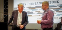 Billede af Forbundsformand Preben S. Pedersen (tv.) og nyvalgt forbundsnæstformand Mikkel Channo Jessen (th.) på scenen til Dansk Jernbaneforbunds 56. kongres