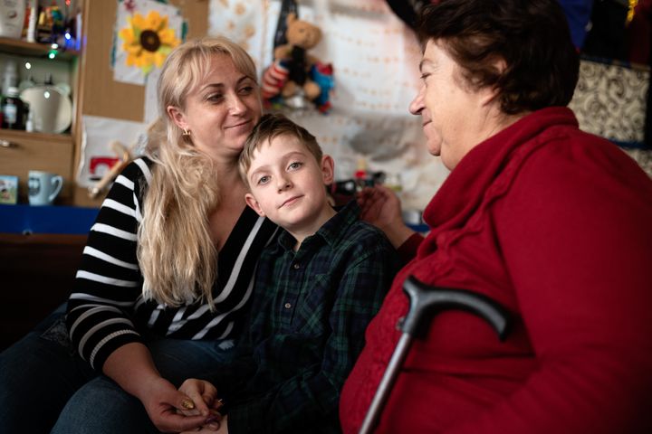 Sidste år hjalp Folkekirkens Nødhjælp for eksempel 30-årige Victoria Draka fra Kherson, hendes søn Kirill på 10 år og mormor Hana på 64 år med at holde en hyggelig jul, selv om de er blevet fordrevet fra hus og hjem.