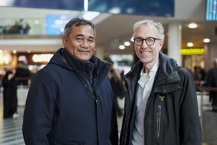 Klimarådgiver i Folkekirkens Nødhjælp, Mattias Söderberg, modtager Samoas minister for naturressourcer og miljø, Toeolesulusulu Schuster, i lufthavnen.