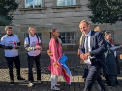 Martin Lidegaard (Radikale Venstre) fik en huskekage af de frivillige fra Folkekirkens Nødhjælp ved Folketingets åbning.