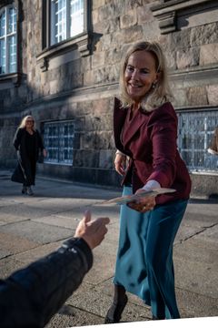 Birgitte Bergman (Det Konservative Folkeparti) fik stukket en huskekage med hindbær og hvid chokolade i hånden foran Christiansborg i København.