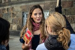 Victoria Velasquez (Enhedslisten) fik en kage og en snak med nogle af de fremmødte frivillige fra Folkekirkens Nødhjælp, der har familie i DR Congo og Sudan - lande, der lige nu er ramt af verdens største humanitære kriser.