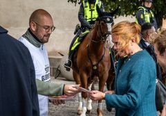 Inger Støjberg (Danmarksdemokraterne) modtog en huskekage fra en af de 40 frivillige og medarbejdere fra Folkekirkens Nødhjælp, der den 1. oktober stod klar på Christiansborgs Slotsplads i København for at minde politikerne om verdens glemte humanitære kriser.