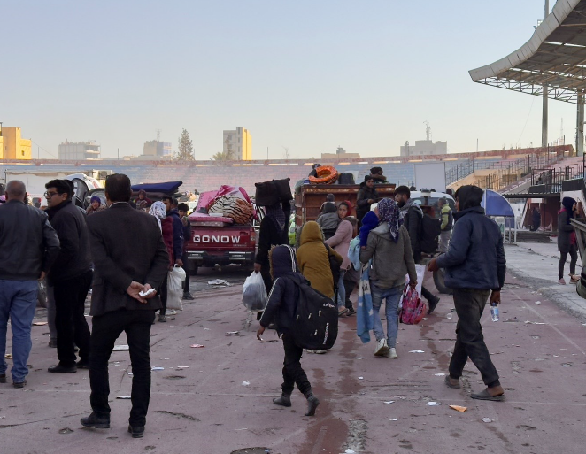 Fordrevne familier, der er flygtet fra det nordlige Aleppo, og nu søger tilflugt på et stadion i Raqqa