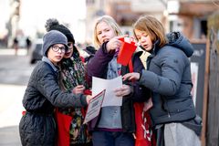 Der er hvert år mange unge - ikke mindst konfirmander - blandt indsamlerne til Folkekirkens Nødhjælp. I år håber organisationen på at få endnu flere på gaden, for behovet er ekstra stort.