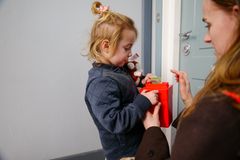 4-årige Olivia var blandt indsamlerne i Brønshøj, da Folkekirkens Nødhjælp samlede ind søndag.