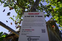 De 31 par brugte børnesko er et symbol på de 31 børn, der hver eneste dag dør eller lemlæstes i krigszoner rundt om i verden. Billedet er fra Aarhus Street Food, hvor en lignende installation blev hængt op onsdag i denne uge.