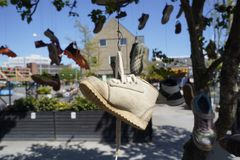 De 31 par brugte børnesko er et symbol på de 31 børn, der hver eneste dag dør eller lemlæstes i krigszoner rundt om i verden. Billedet er fra Aarhus Street Food, hvor en lignende installation blev hængt op onsdag i denne uge.