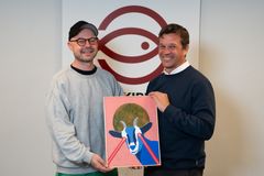 Billedkunstner Esben Pretzmann og generalsekretær Jonas Nøddekær med årets 'Giv en ged'-billede.