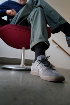 Nu kan verdens kedeligste gave få lidt mere liv og mening. Folkekirkens Nødhjælp sælger sorte sokker i deres webshop, hvor overskuddet går til arbejdet for mennesker i krige og katastrofer.