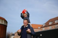 Generalsekretær Jonas Nøddekær var selv på gaden med sin niece til landsindsamlingen sidste år. Han glæder sig til at gøre det igen i år.