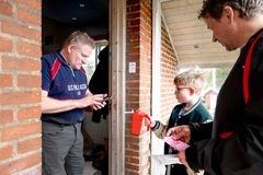 Der var stor givervilje blandt danskerne, da Folkekirkens Nødhjælp i dag samlede ind. Her er det Folkekirkens Nødhjælps generalsekretær, Jonas Nøddekær, der samler ind sammen med sin nevø, Vilbert på ti år.