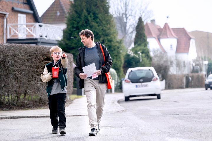 Folkekirkens Nødhjælps generalsekretær Jonas Nøddekær samler ind i Glostrup sammen med sin nevø, Vilbert på ti år.