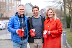 I Glostrup samlede både Kim Valentin (V) og Vivi Nør Jacobsen (SF) ind. Her er de sammen med Folkekirkens Nødhjælps generalsekretær Jonas Nøddekær.