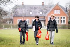 Unge indsamlere i Glostrup. En stor del af årets indsamlere var konfirmander, der brugte søndagen på at stemme dørklokker.