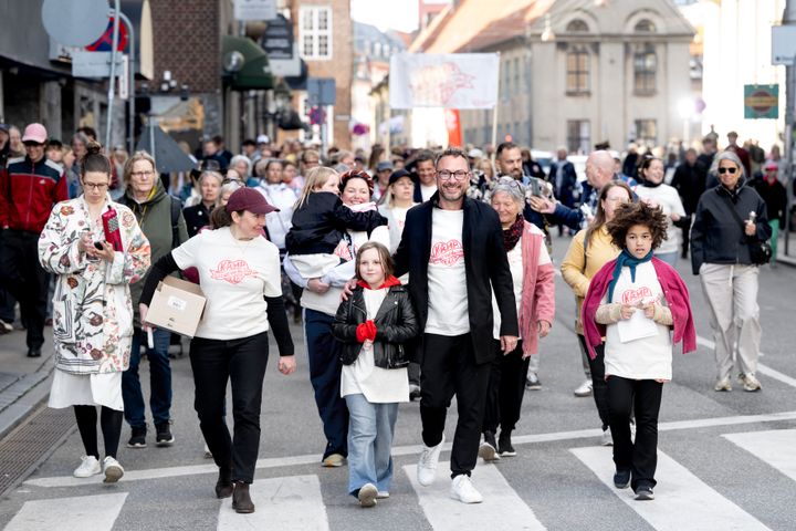 Kæmp for alt, hvad du har kært: Sætningen “kæmp for alt, hvad du har kært” dannede på mange måder rammen for Folkekirkens Nødhjælps 2025. Foran Domkirken i København gik frivillige, politikere og ansatte sammen d.4. maj med budskabet om, at det er vigtigt at værne om freden - også i tider, hvor det er lettere med at skabe fjendebilleder. Vores mangeårige ambassadør, Jakob Fauerby, stod i spidsen for fællessang, der fyldte Indre By i København med håb.