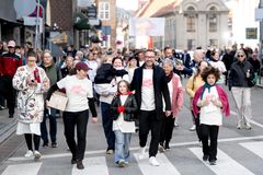 Kæmp for alt, hvad du har kært: Sætningen “kæmp for alt, hvad du har kært” dannede på mange måder rammen for Folkekirkens Nødhjælps 2025. Foran Domkirken i København gik frivillige, politikere og ansatte sammen d.4. maj med budskabet om, at det er vigtigt at værne om freden - også i tider, hvor det er lettere med at skabe fjendebilleder. Vores mangeårige ambassadør, Jakob Fauerby, stod i spidsen for fællessang, der fyldte Indre By i København med håb.