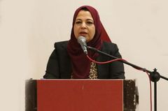 Amal Syam modtager Kirsten Borger Poulsen pris for sit arbejde med kvinders rettigheder i Gaza.
