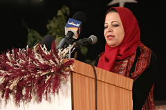 Amal Syam har selv måtte flygte og har mistet flere familiemedlemmer og venner til angrebene i Gaza. Alligevel har hun fortsat arbejdet.