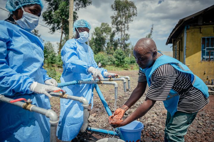 Sundhedsarbejdere ved en kontrolpost nær Goma i gang med at udføre forebyggende tiltag mod ebola.