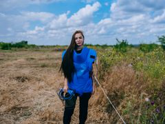 21-årige Karina Palamarchuk savner at arbejde som veterinærsygeplejerske. Men hun føler, at der er mere brug for hende som minerydder. Hendes historie kan lige nu opleves på en fotodokumentarisk udstilling på Rådhuspladsen.
