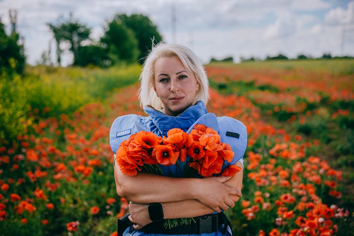 Før krigen i Ukraine arbejdede 37-årige Viktoriia Shynkar som frisør. Men efter Ruslands invasion fik hun behov for at gøre noget mere aktivt for sit land, og derfor arbejder hun i dag med civil minerydning for Folkekirkens Nødhjælp i Ukraine.
