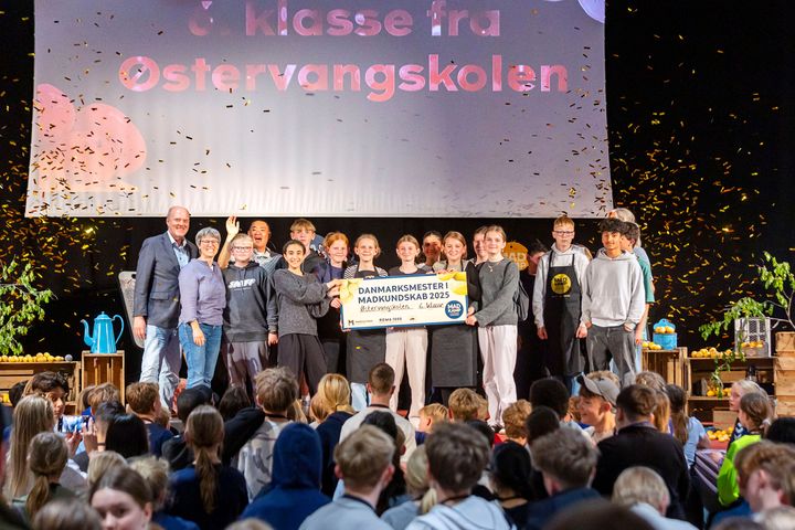 Det blev 6. klasse fra Østervangskolen i Hadsten, der løb med sejren og titlen som danmarksmestre i madkundskab 2025.