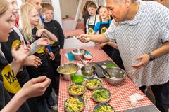 Konferencier Micki Cheng fik lov at smage på elevernes kartoffelkreationer.